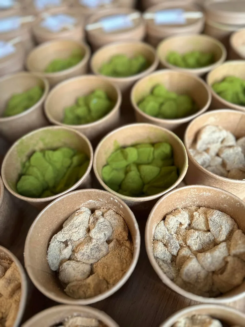 牛皮紙杯盛載抹茶及黃豆粉手作糯米糍