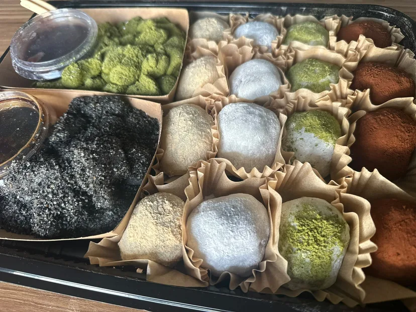 相聚時，一起分享的糯米糍拼盤